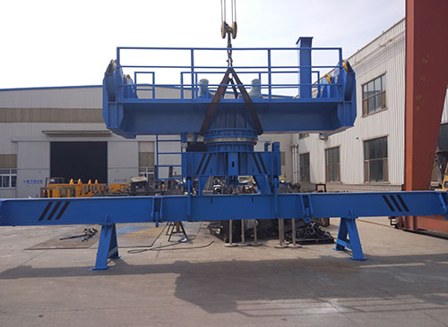Electromotive lifting beam with slewing gear