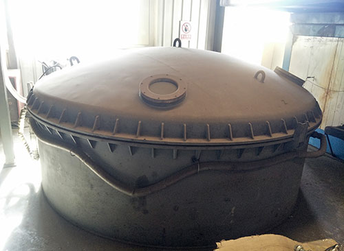 Vacuum pouring tank