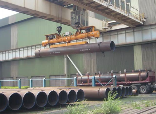 Vacuum lifters for pipe