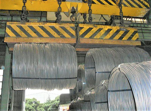 Electromagnet for preventing coiled bar from crushing