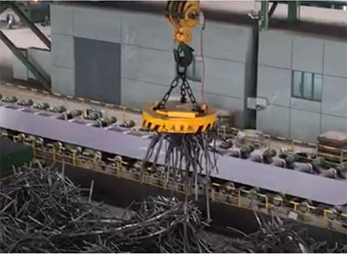 Electromagnet for crop end of steel plate