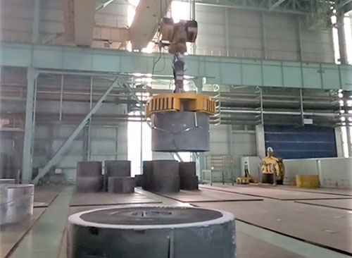 Electromagnet for lifting vertical coil
