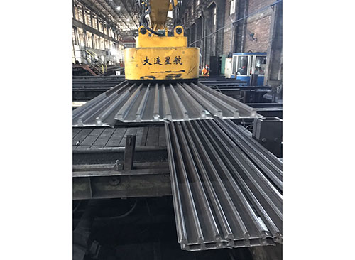 Electromagnet for caterpillar steel