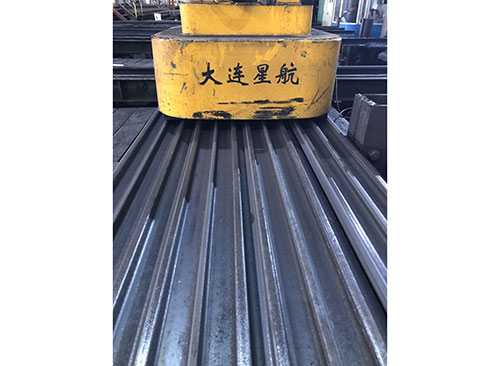 Electromagnet for caterpillar steel