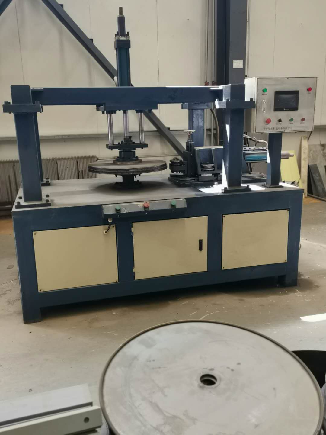 Steel plate edge crimping machine